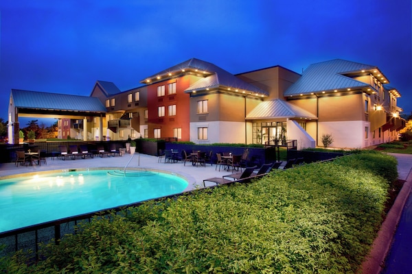 Kolam renang outdoor musiman