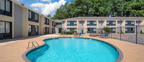 Sæsonbestemt udendørs pool, åben fra kl. 09.00 til kl. 20.00, liggestole