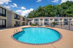 季節性室外泳池；09:00 至 20:00 開放；躺椅