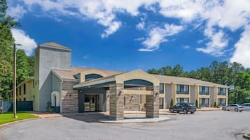 Fachada de la propiedad por la tarde o noche