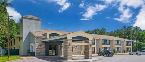 Bagian depan properti - sore/malam