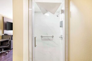 Shower, hydromassage showerhead, hair dryer, towels - Rodeway Inn Tuscaloosa near University (Tuscaloosa)