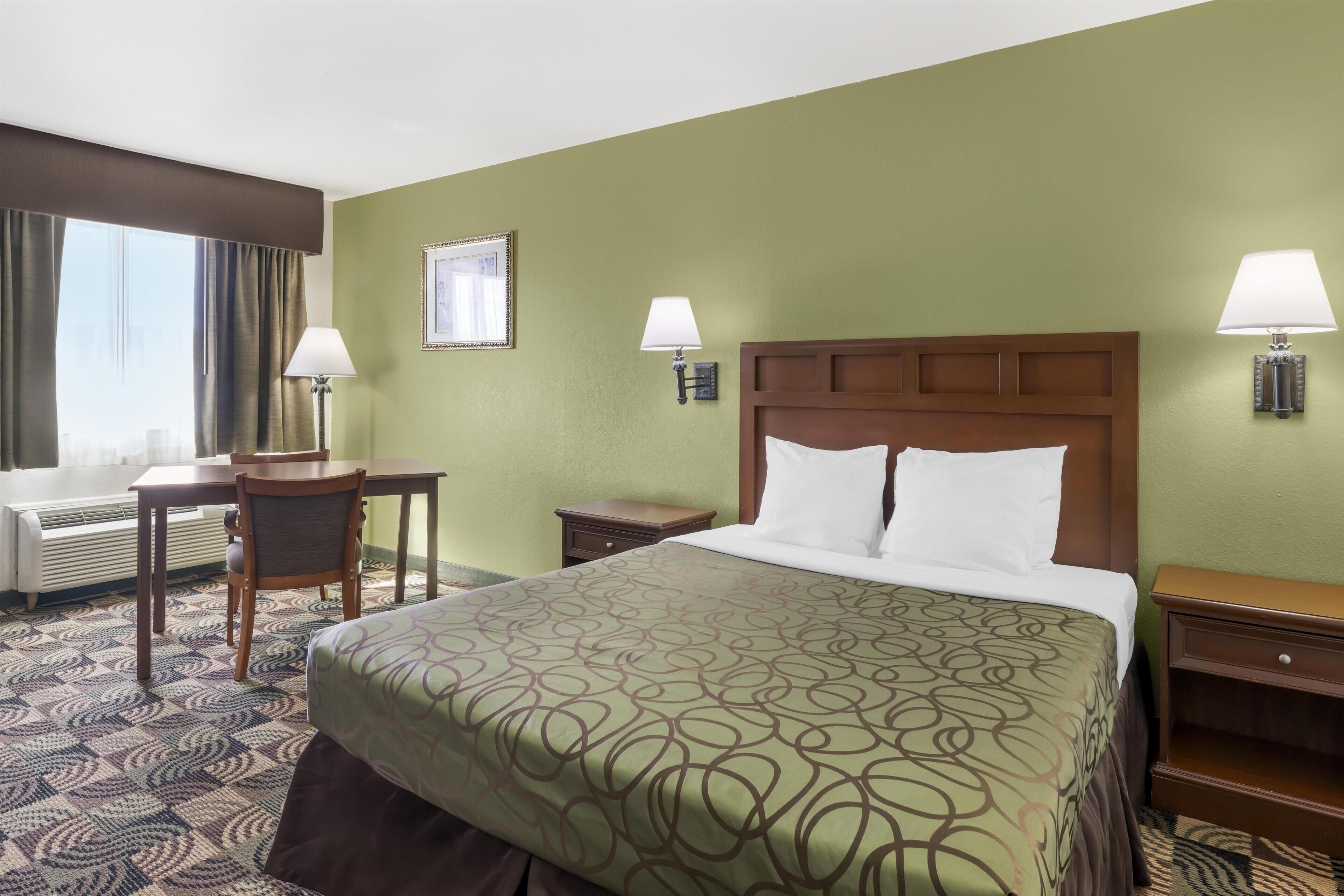 Lit avec matelas à plateau-coussin, bureau, fer et planche à repasser