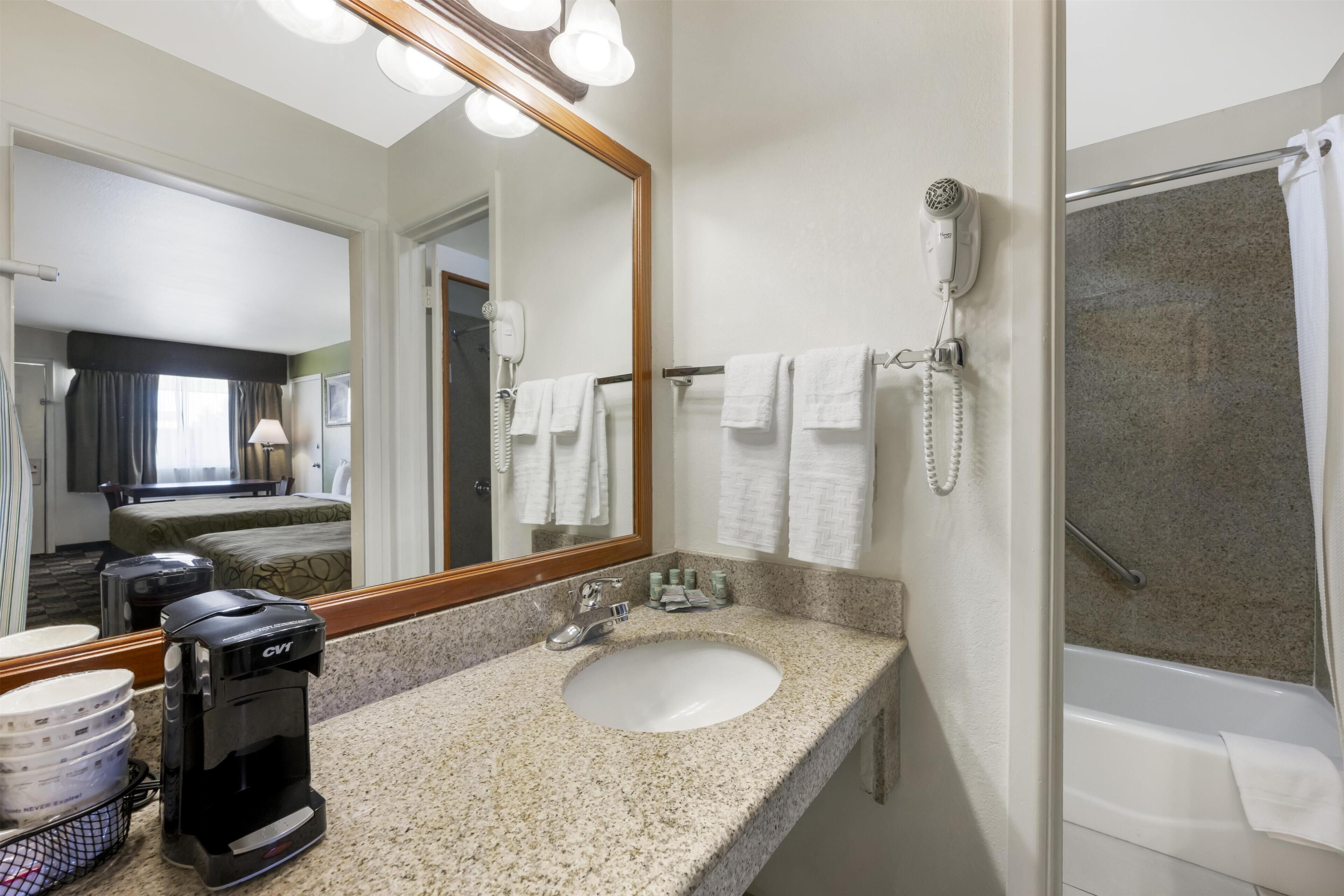 Senger med overmadrass, skrivebord og strykejern/-brett