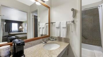 Senger med overmadrass, skrivebord og strykejern/-brett