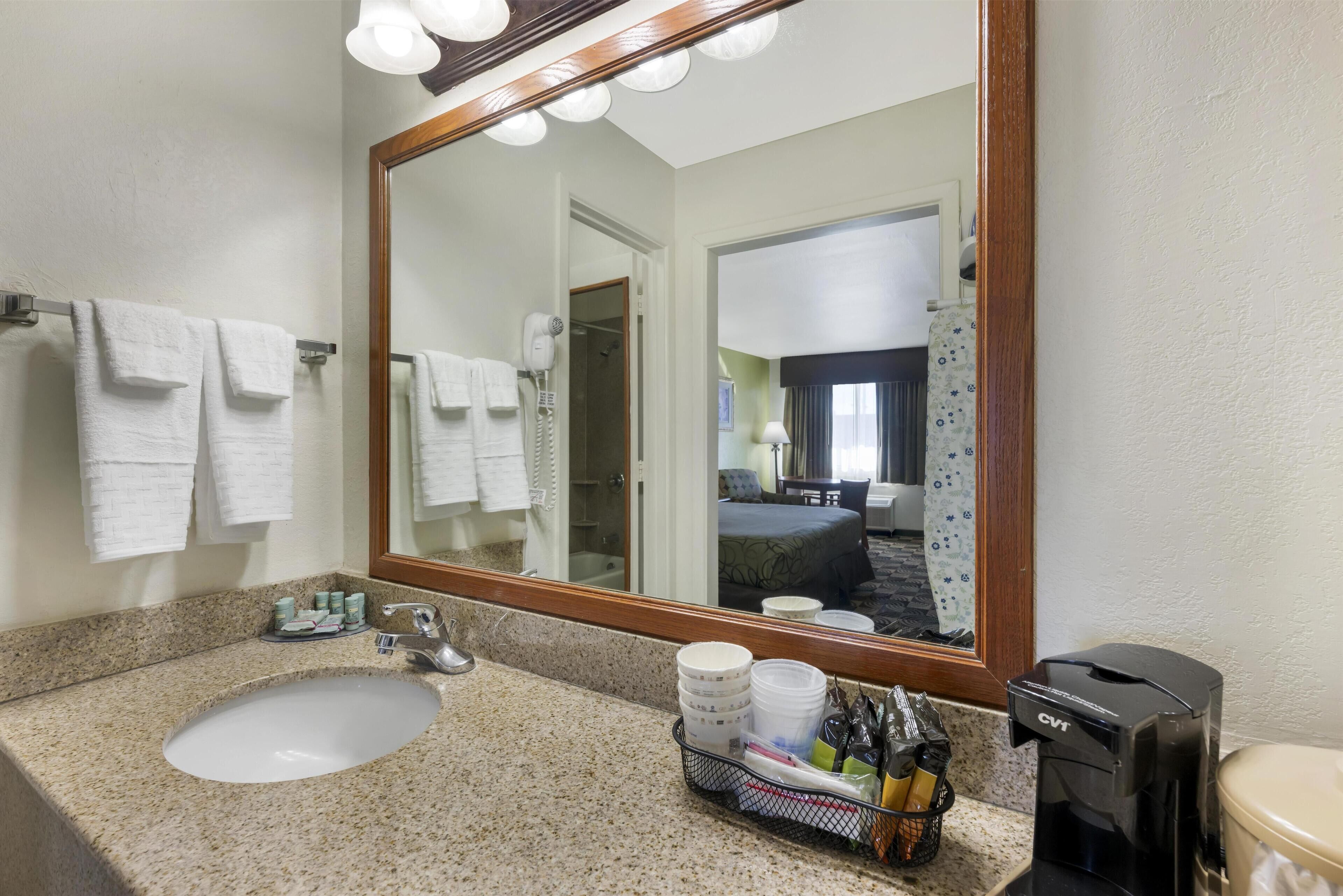 Senger med overmadrass, skrivebord og strykejern/-brett