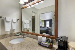 أسرّة بطبقة علوية مريحة ومكتب ومكواة/لوح كي وواي فاي مجانًا