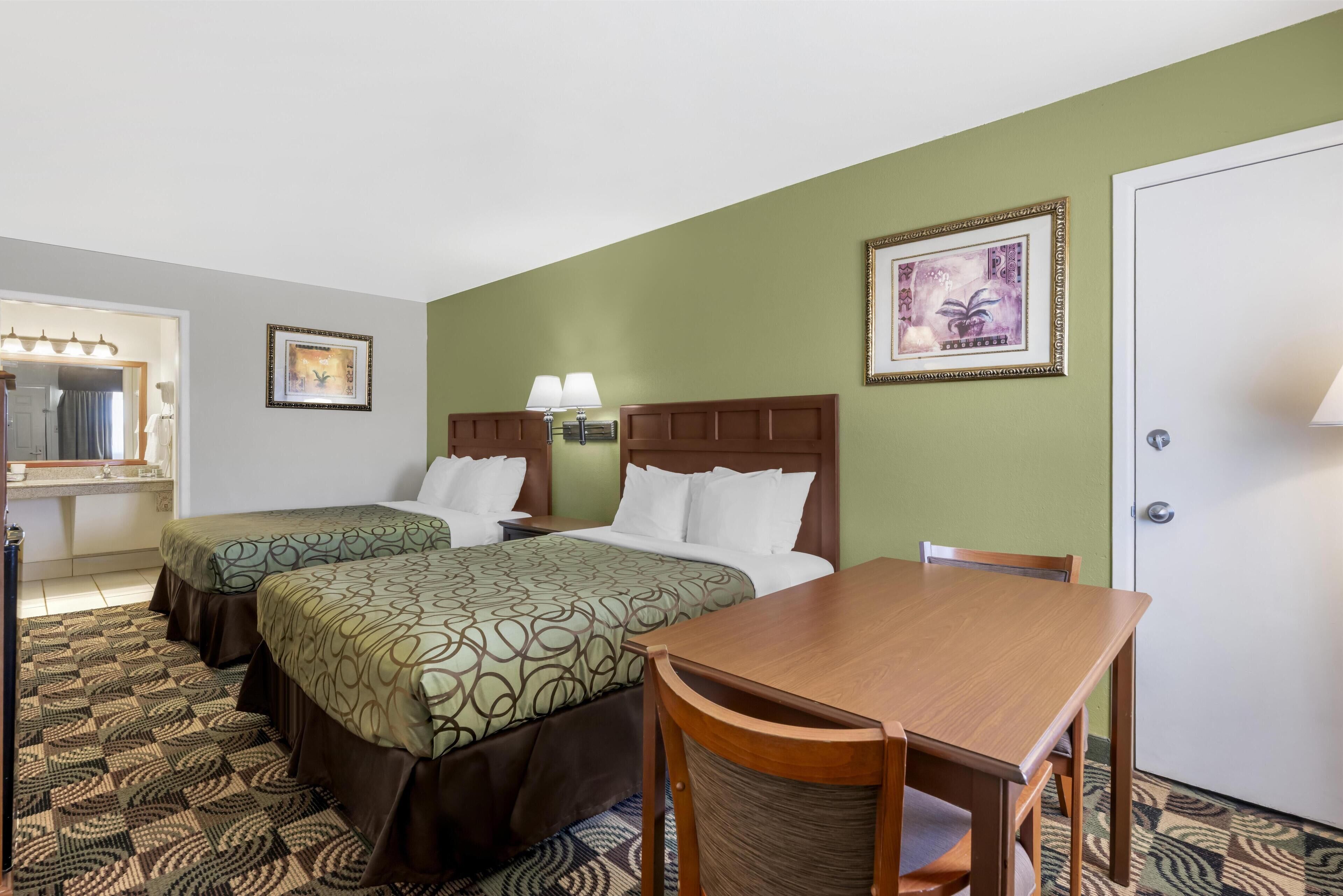 أسرّة بطبقة علوية مريحة ومكتب ومكواة/لوح كي وواي فاي مجانًا