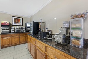 فطور كامل مجانًا