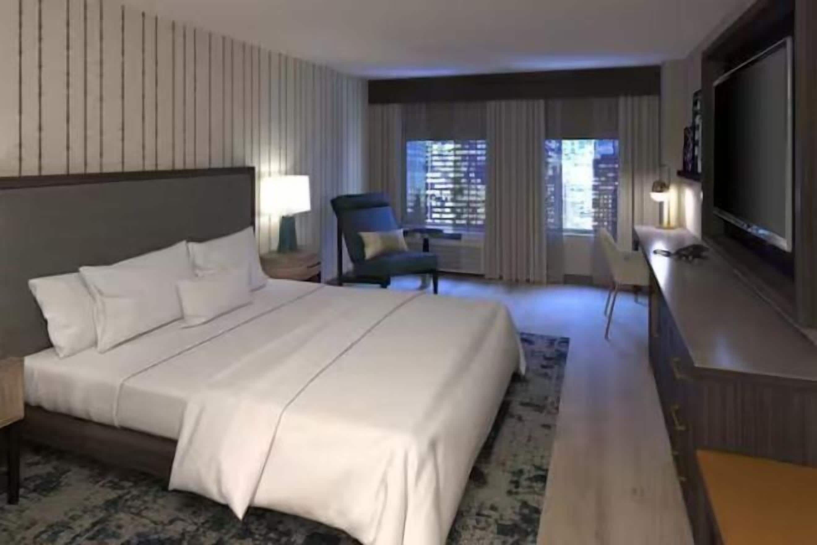 客房內保險箱、書桌、筆電工作空間、遮光布/窗簾