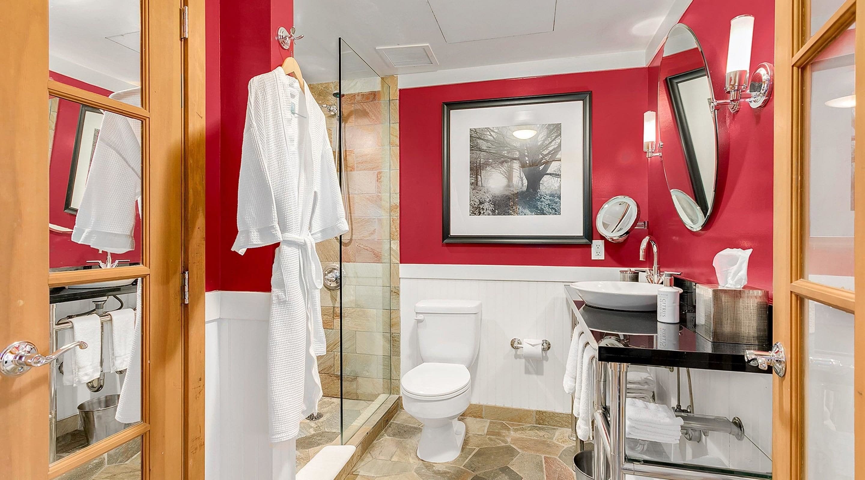 Un baño con inodoro, lavabo y zona de ducha.
