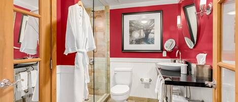 Un baño con inodoro, lavabo y zona de ducha.
