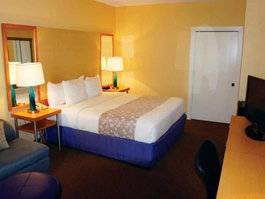 Premium bedding, desk, iron/ironing board, free WiFi