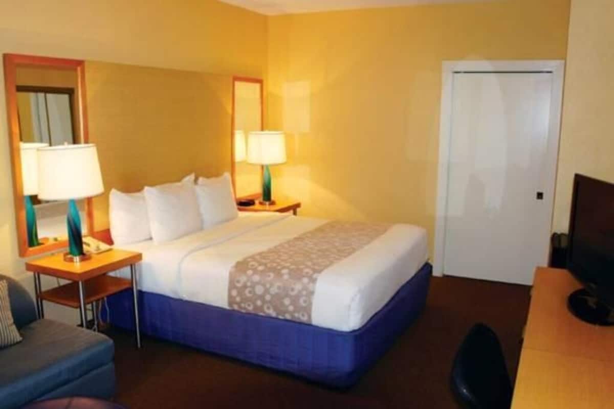 Premium bedding, desk, iron/ironing board, free WiFi
