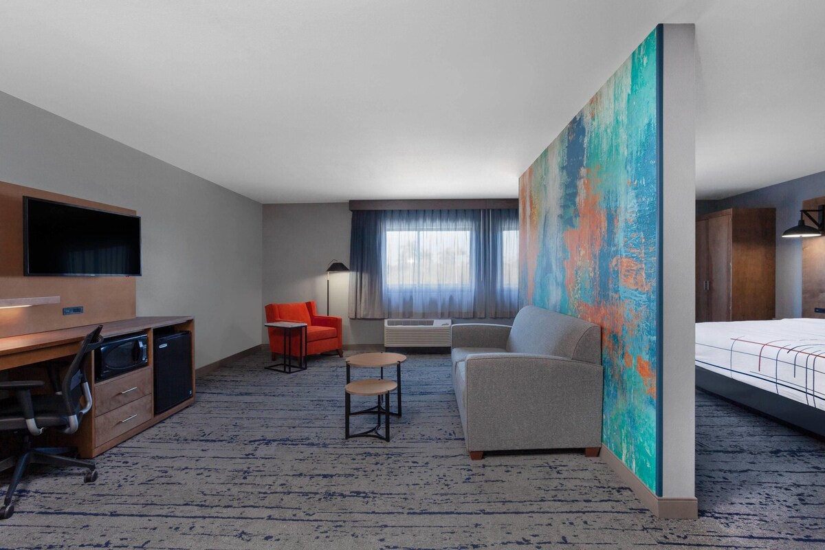 Suite, 1 King Bed, Non Smoking | Premium bedding, desk, blackout curtains, iron/ironing board