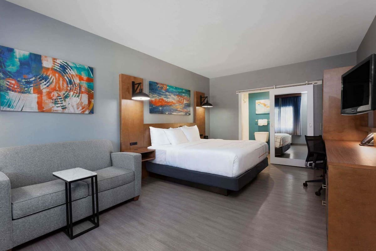 Premium bedding, desk, iron/ironing board, free WiFi