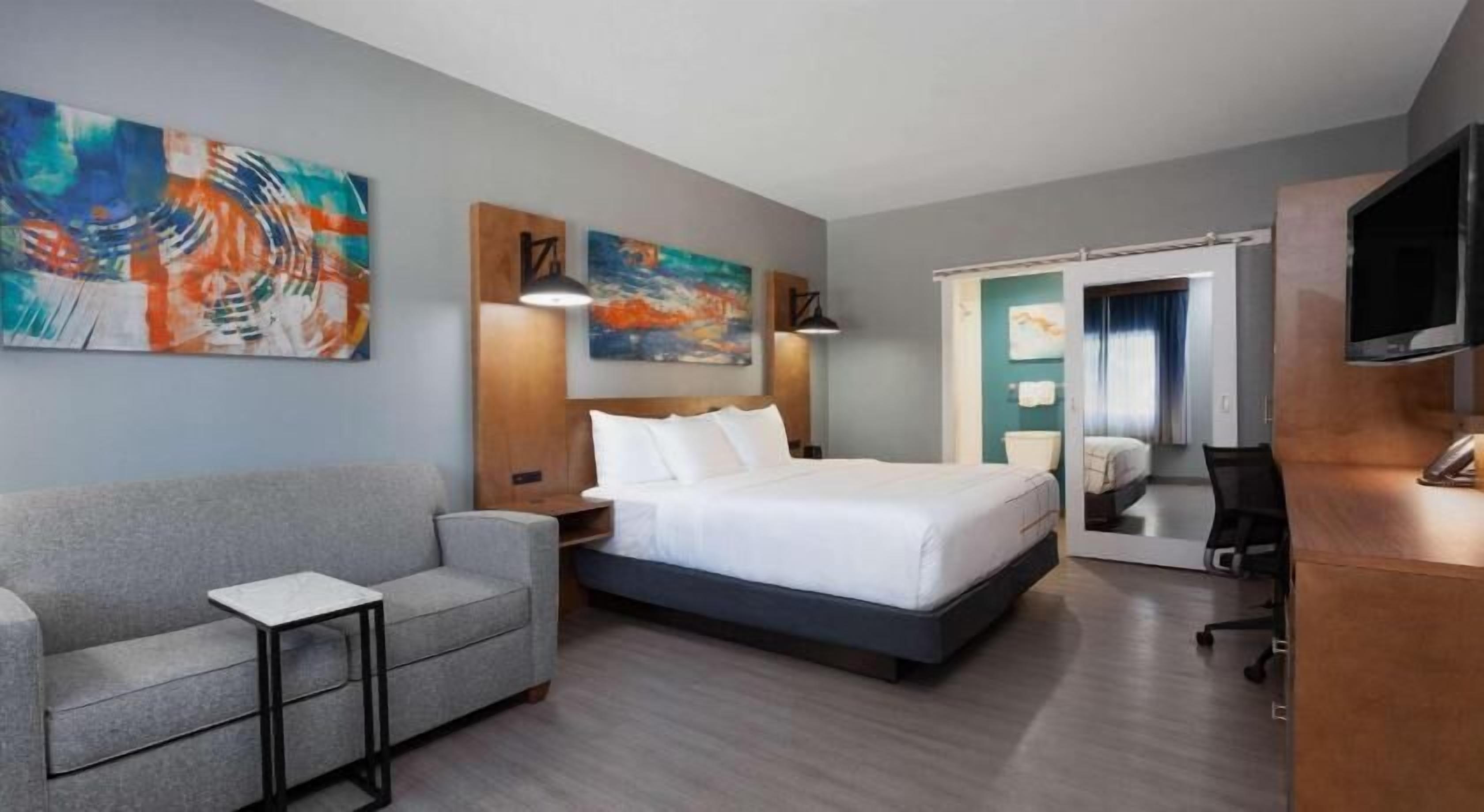 Premium bedding, desk, iron/ironing board, free WiFi