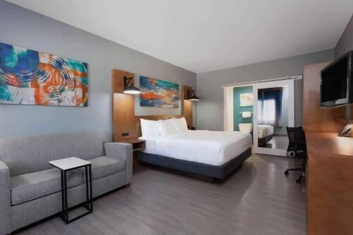 Premium bedding, desk, iron/ironing board, free WiFi