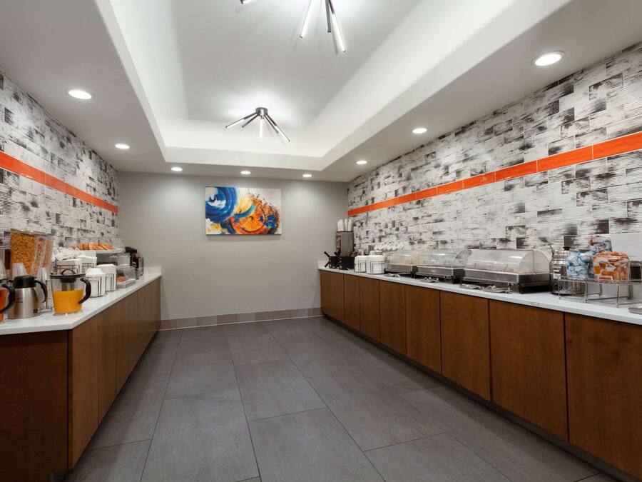 Una cocina moderna con una isla central, equipada con varios electrodomésticos y una estación de café.