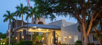 La Quinta Inn & Suites by Wyndham Ft. Myers-Sanibel Gateway