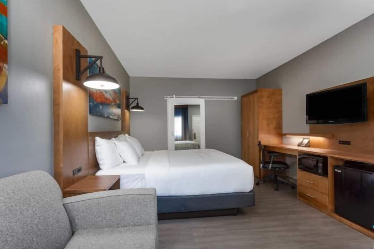 Premium bedding, desk, iron/ironing board, free cribs/infant beds