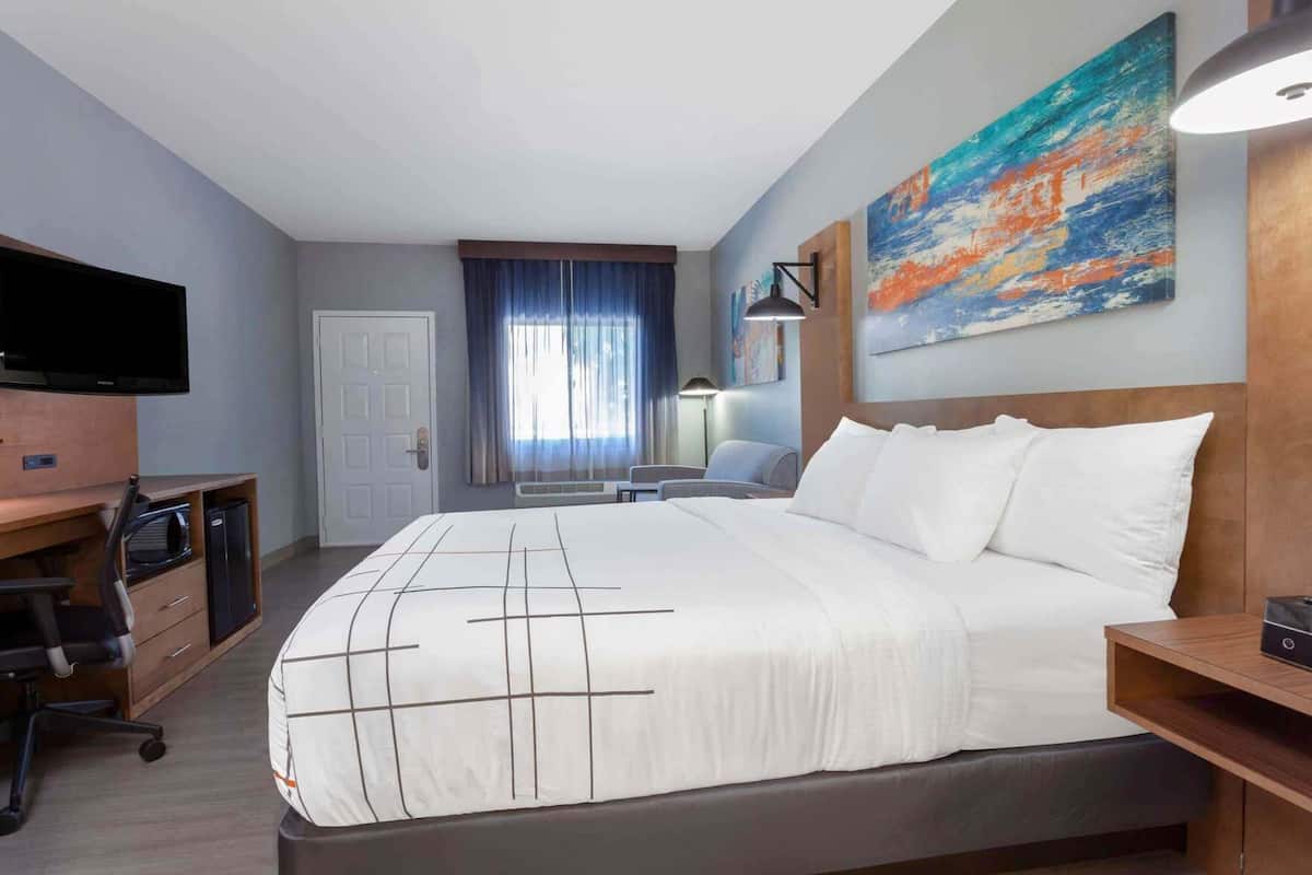Premium bedding, desk, iron/ironing board, free WiFi