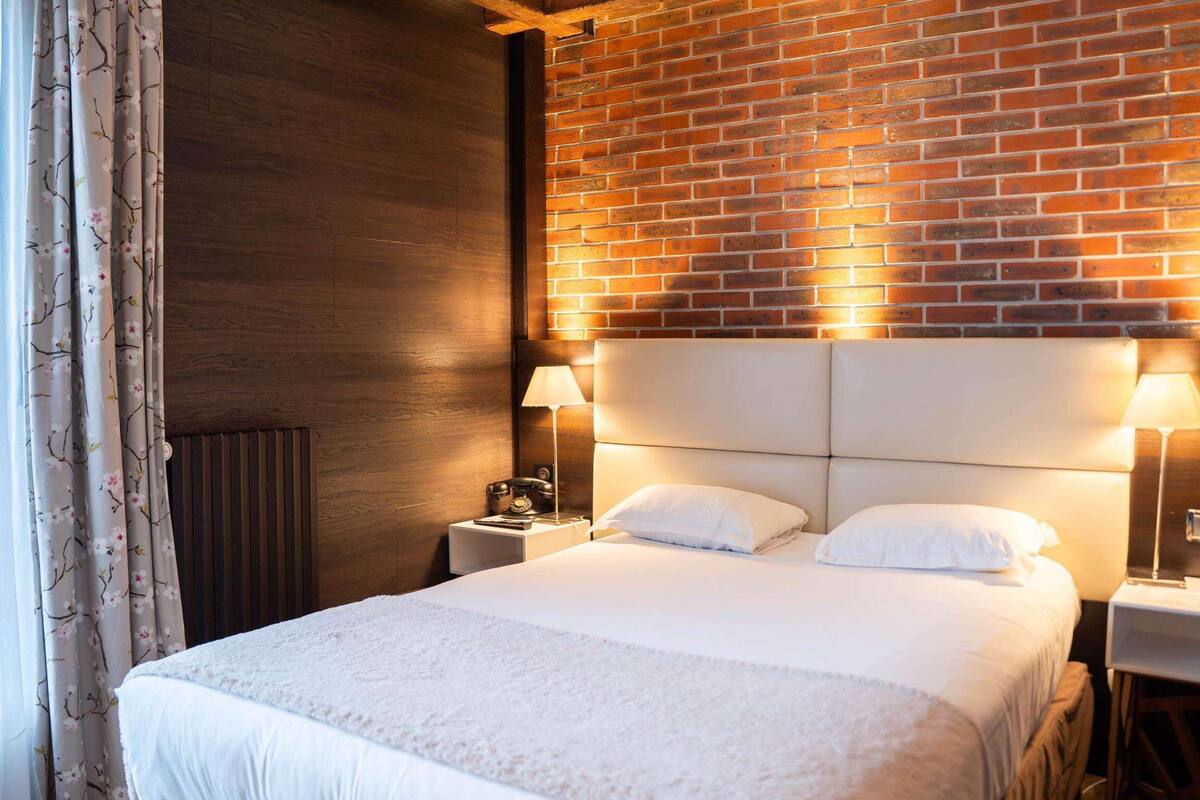 classic room, 1 double bed, non smoking | in-room safe, desk, laptop workspace, blackout curtains