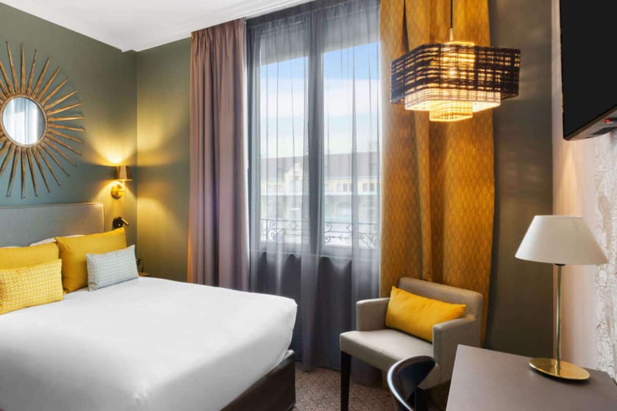 Comfort Room, 1 Double Bed, Non Smoking | In-room safe, desk, laptop workspace, blackout curtains