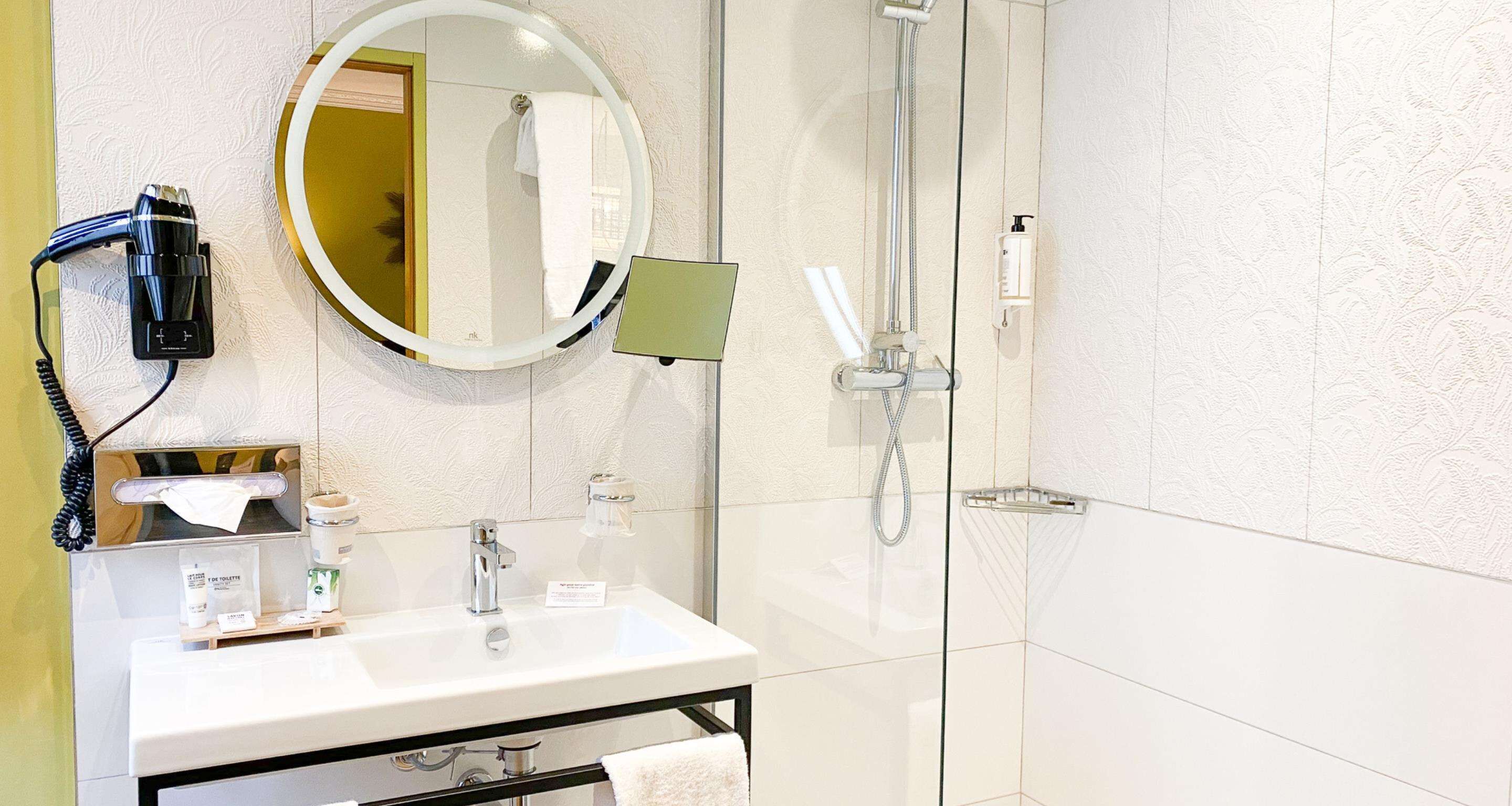 comfort room, 2 single beds, non smoking | bathroom shower