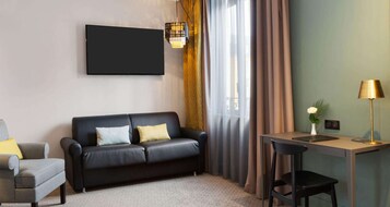 华丽客房, 1 张大床, 无烟房 (with Sofabed) | 客房内保险箱、办公桌、笔记本电脑工作区、遮光窗帘