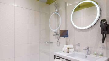 Comfort Room, 1 Double Bed, Non Smoking | Bathroom shower
