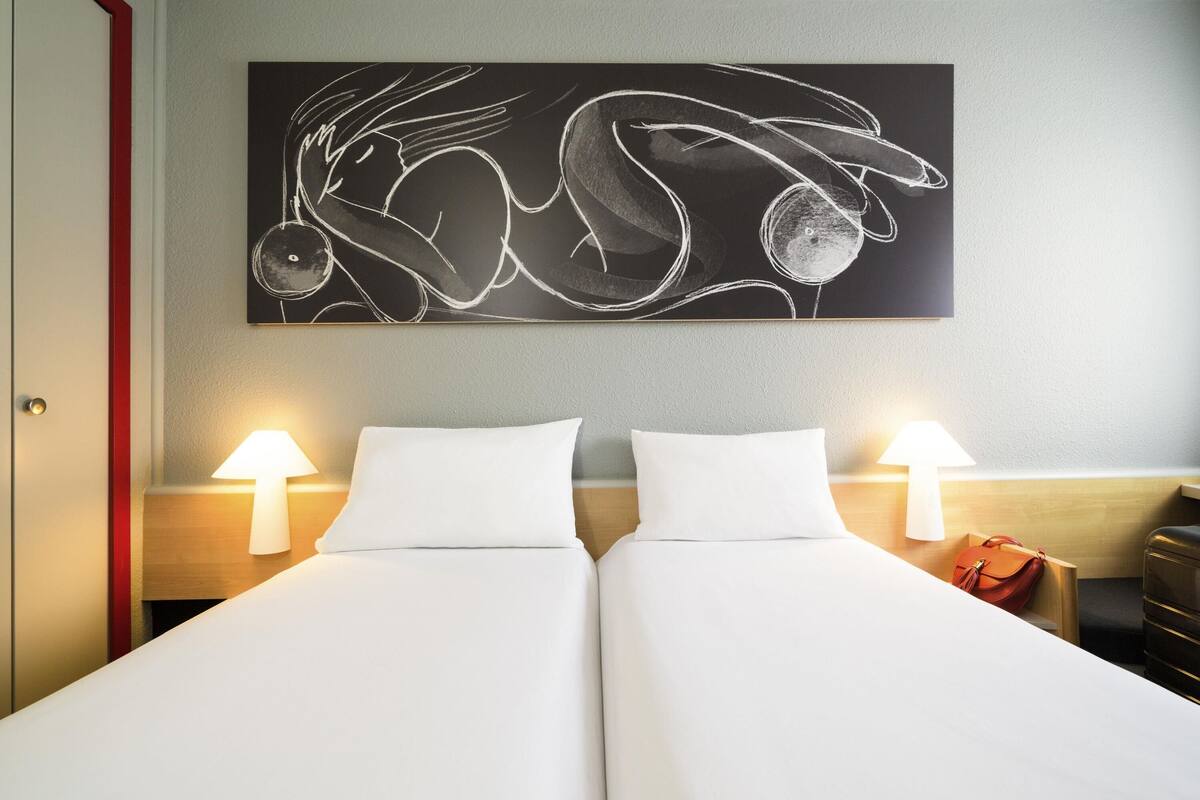 premium bedding, pillow-top beds, in-room safe, soundproofing