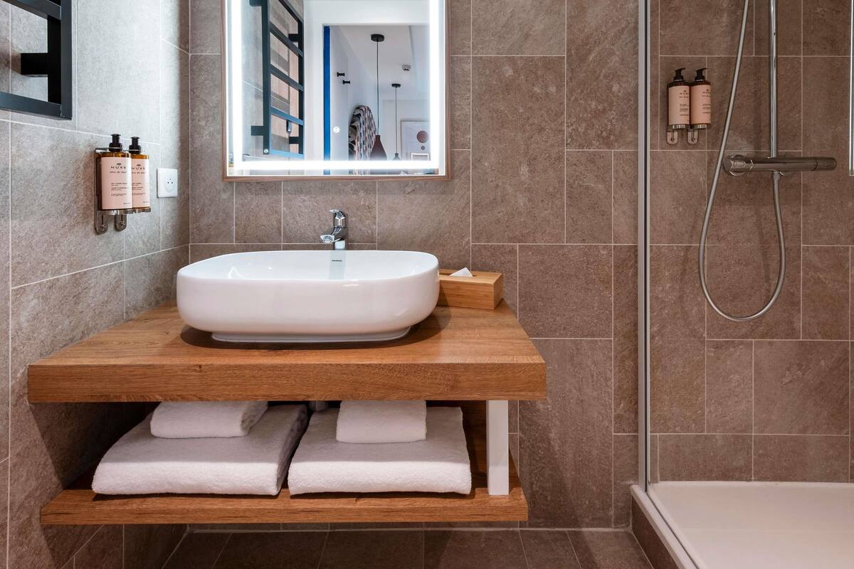 classic room, 1 double bed | premium bedding, pillow-top beds, in-room safe, soundproofing