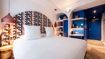 Premium-sengetøj, senge med topmadrasser, pengeskab på værelset