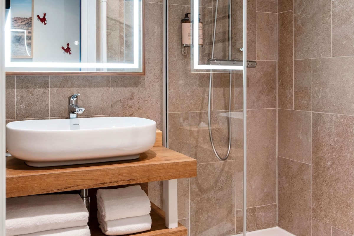 premium bedding, pillow-top beds, in-room safe, soundproofing