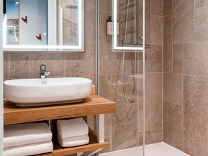 Premium bedding, pillow-top beds, in-room safe, soundproofing - Mercure Quiberon Hotel & Spa (Quiberon)
