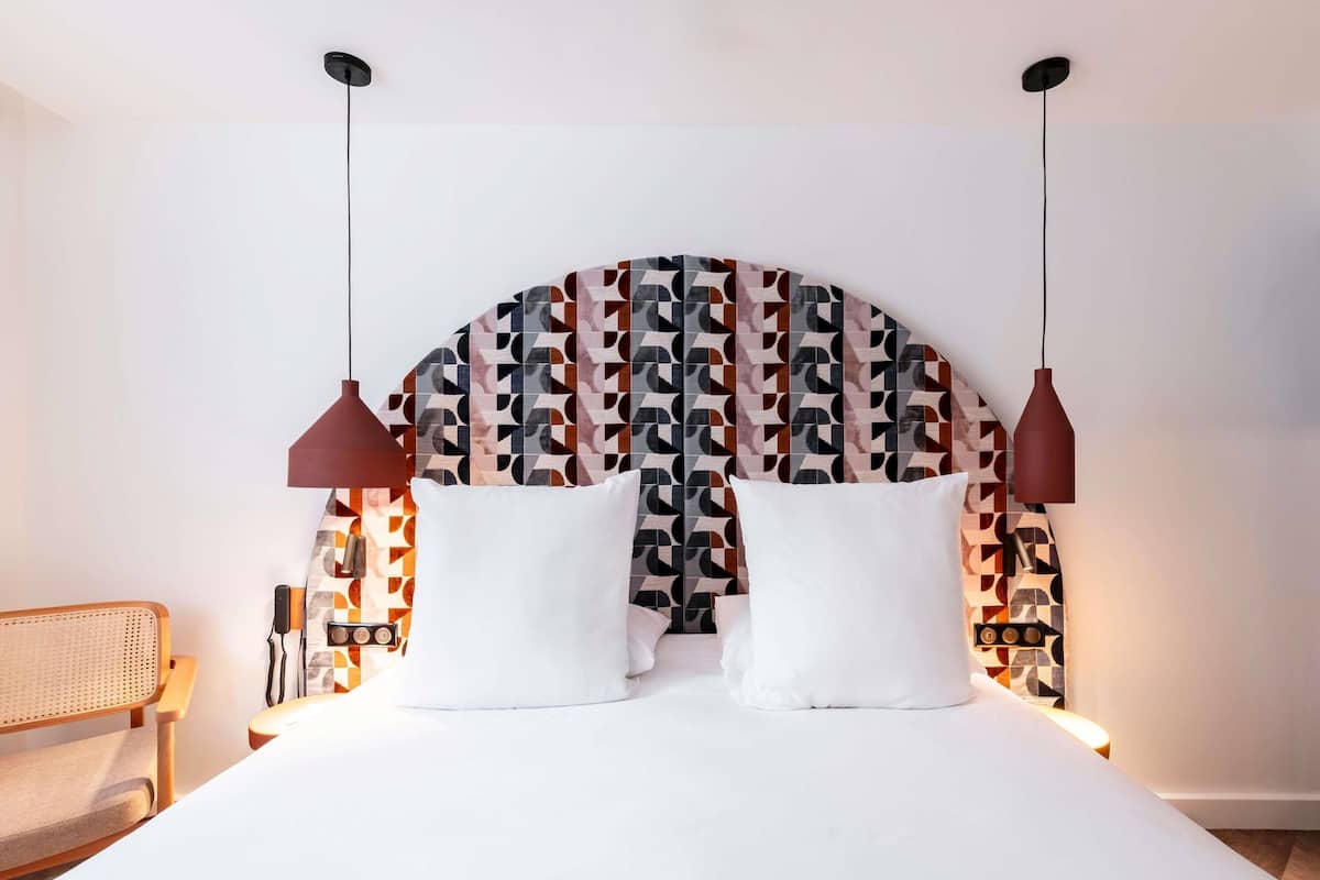 Chambre Classique, 1 lit double | Literie de qualité supérieure, surmatelas