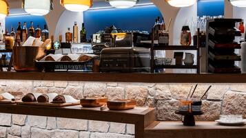 Morgenmadsbuffet hver dag (22 EUR pr. person)