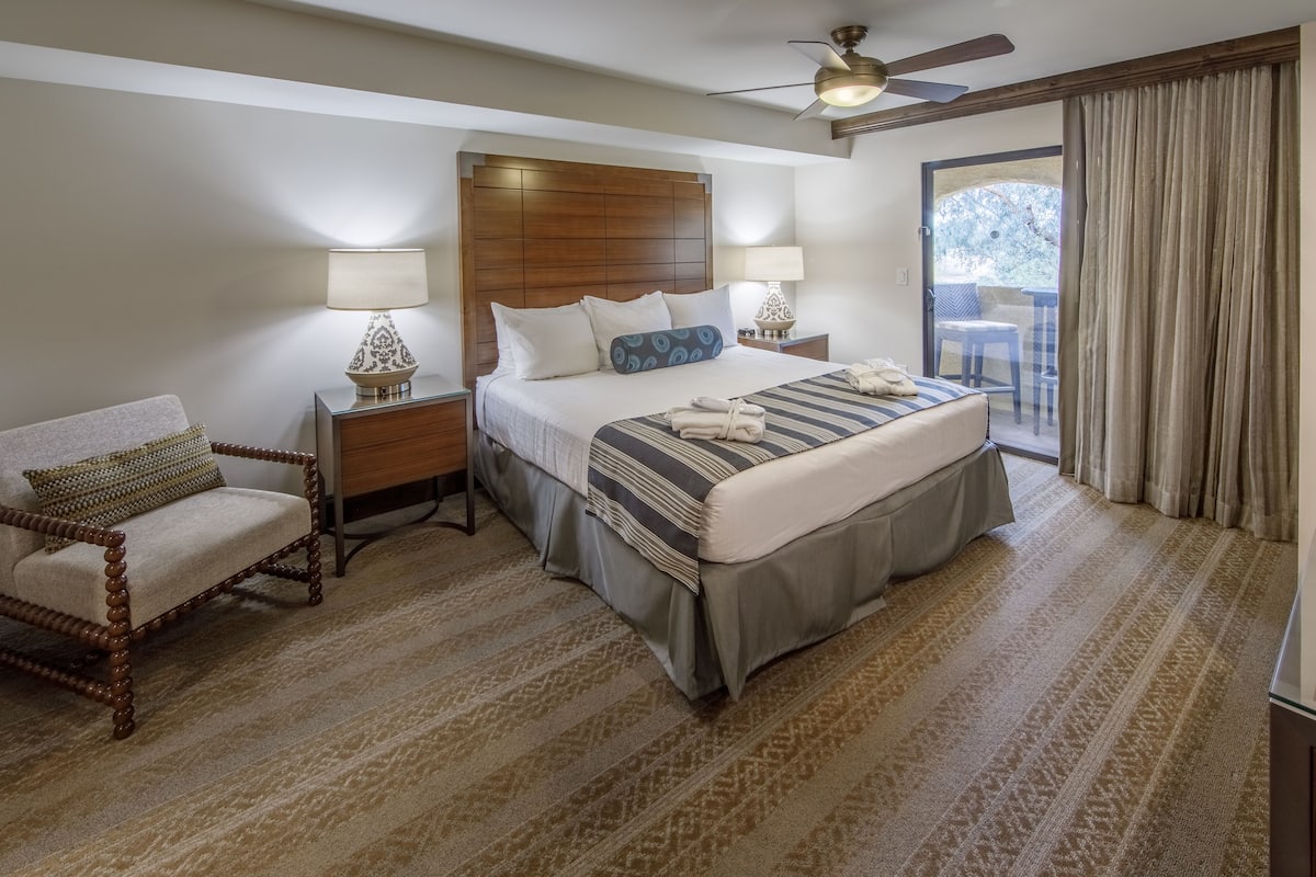 Signature Room, 2 Bedrooms, Non Smoking | 1 bedroom, in-room safe, blackout drapes, iron/ironing board