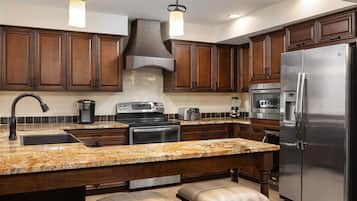 Signature Room, 2 Bedrooms, Non Smoking | 1 bedroom, in-room safe, blackout drapes, iron/ironing board