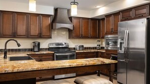 Full-sized fridge, microwave, oven, stovetop