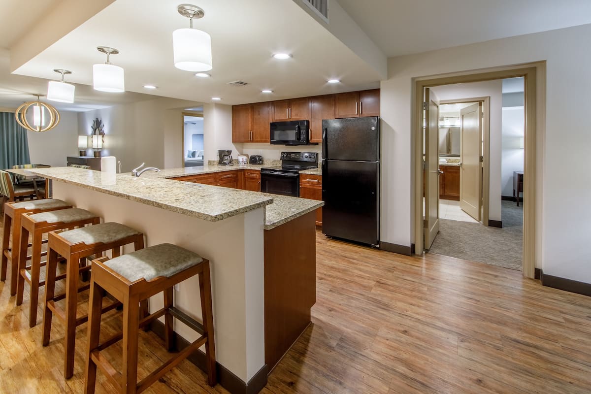 full-sized fridge, microwave, oven, stovetop