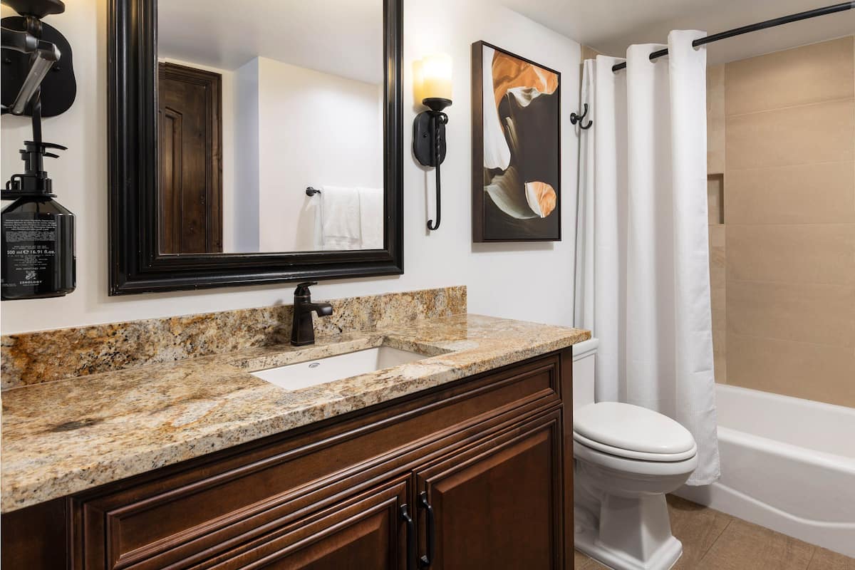 Signature Room, 1 King Bed, Non Smoking | 1 bedroom, in-room safe, blackout drapes, iron/ironing board