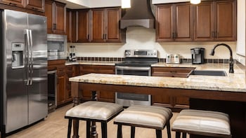 Signature Room, 3 Bedrooms, Non Smoking | 1 bedroom, in-room safe, blackout drapes, iron/ironing board at Holiday Inn Club Vacations Scottsdale Resort by IHG