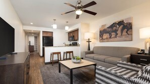 1 ห้องนอน, ตู้นิรภัยในห้องพัก, ผ้าม่านกันแสง, เตารีด/โต๊ะรีดผ้า