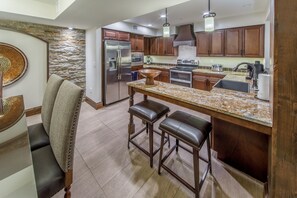 Full-size fridge, microwave, oven, stovetop