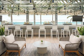 3 bares, bar en la piscina, bar junto a la piscina, bar en la playa