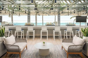 3 bares, bar en la piscina, bar junto a la piscina, bar en la playa