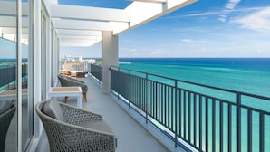 A balcony with wicker furniture and a view of the ocean. - San Juan Marriott Resort and Stellaris Casino (San Juan)
