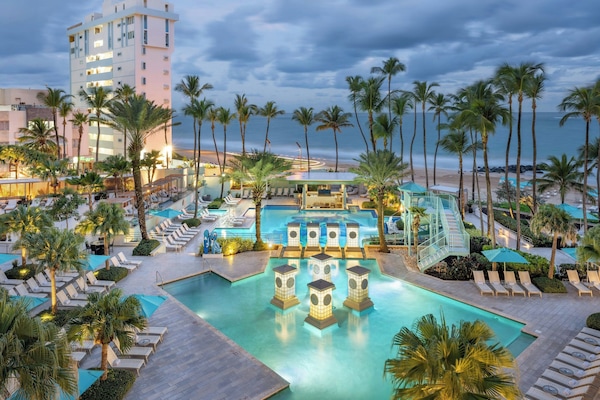 2 piscinas al aire libre, sombrillas